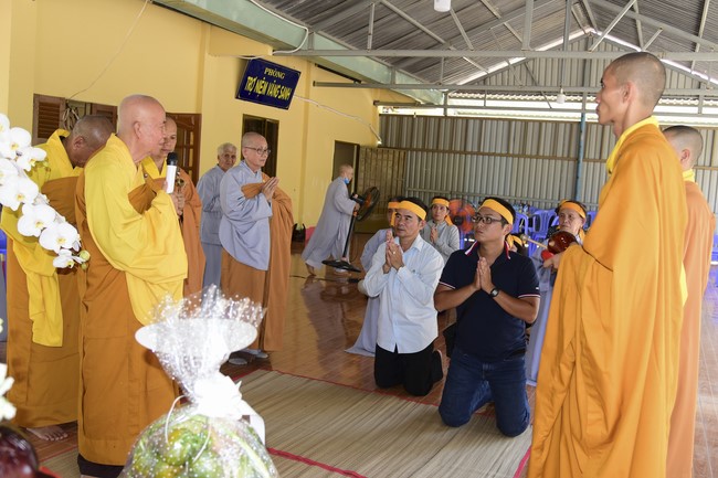 Chanting sutra, praying for rebirth of the spirit at Vinh Nghiem Pagoda